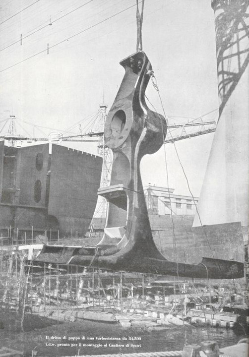 p. 16 (quarta di copertina), il dritto di poppa di una turbocisterna pronto per il montaggio al Cantiere navale di Sestri Ponente
